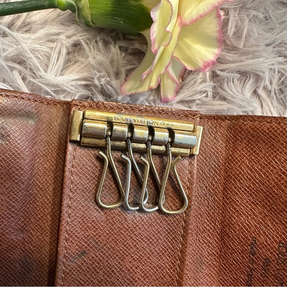 🌹 REPOSH • Vintage Louis Vuitton Dark Brown Signature Monogram Key Holder - Picture 13 of 16